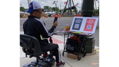 People at the Detroit Ribs R&B festival subscribing to @BobAvakianOfficial on the spot, August 10, 2024.