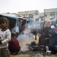 Gaza: hundreds of thousands of displaced Palestinians sleep in open spaces, December 2023.