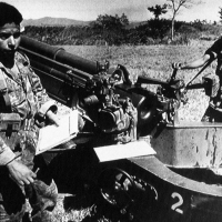 Salvadoran government soldiers with a howitzer gun, 1987.
